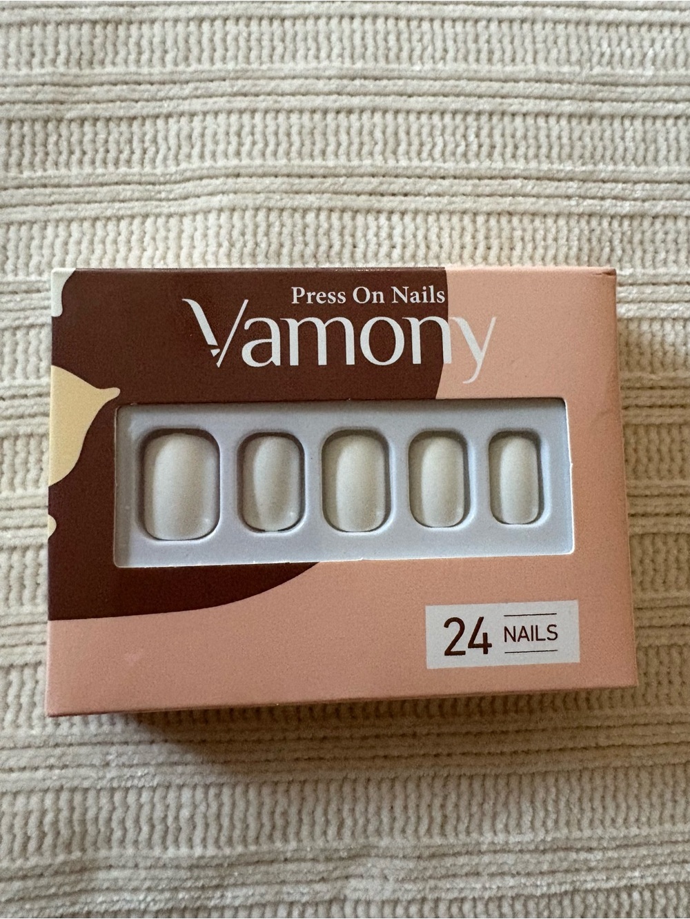 Vamony Press-On Nails in Cream White